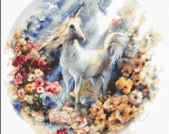 Könnte beinhalten: Ein weißes Einhorn mit einem goldenen Horn steht auf einer Wiese mit bunten Blumen. Das Einhorn ist von einem blauen und weißen, bewölkten Himmel umgeben, über dem zwei weiße Tauben fliegen.