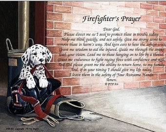 Peut inclure: Un chiot dalmatien noir et blanc est assis dans un sac de pompier rouge et noir. Le chiot regarde vers la gauche. L'arrière-plan est un mur de briques avec un poème intitulé "Prière du pompier" écrit dessus. Le poème parle de la bravoure et du dévouement des pompiers.
