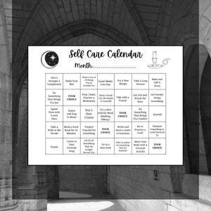 Op de afbeelding: Een zwart-witte printbare zelfzorgkalender met een maan- en kaarsafbeelding. De kalender is verdeeld in een raster van 36 vierkanten, elk met een andere zelfzorgactiviteit. De activiteiten omvatten het opmaken van je bed, het schrijven van een lijst met dingen waar je dankbaar voor bent, het beoefenen van meditatie, het uitproberen van een nieuw recept, het nemen van een lange douche en meer.