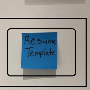 以下が含まれることがあります： 黒いマーカーで「Resume Template」と書かれた青い付箋