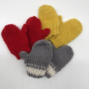 18 inch doll mitten pattern, two version with thumb and one without thumb, easy knits, pdf file.