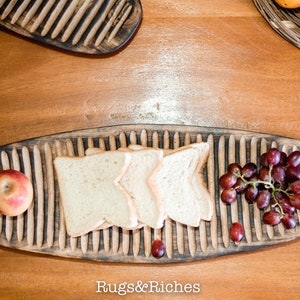 Handgeschnitztes Rustikales Brottablett , Holz Genähtes Brottablett , Obstplatte , Display Tablett , Bauernhaus Dekor , Mittelstück