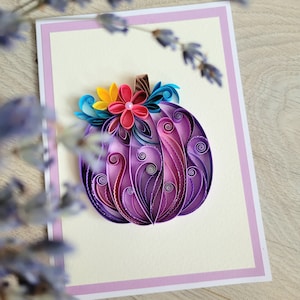 Carte de voeux avec citrouille violette, carte de joyeux anniversaire, décoration d'automne en papier