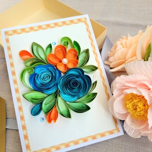 Carte d'anniversaire dans la boîte, carte de voeux avec fleurs bleues et orange, décoration florale pour la maison, carte faite main pour maman