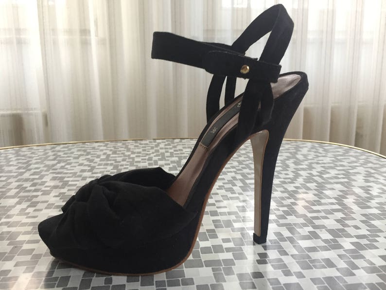 plateau ankle strap flat