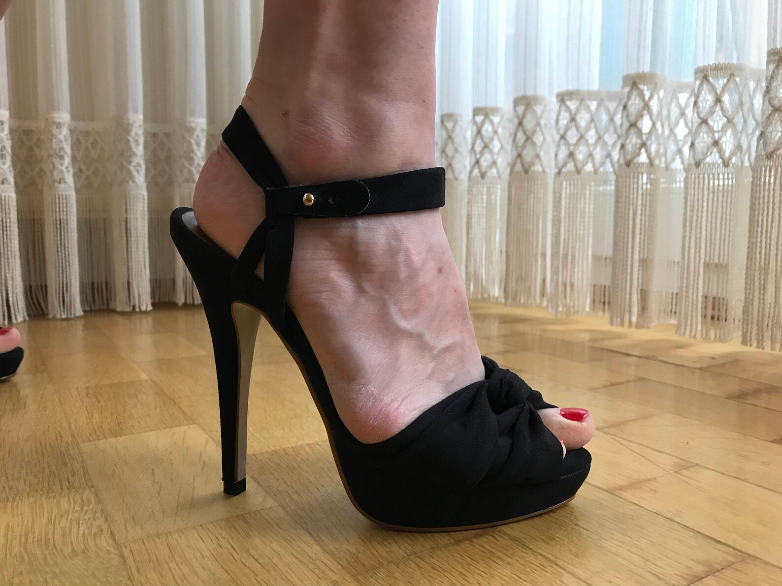 plateau ankle strap flat