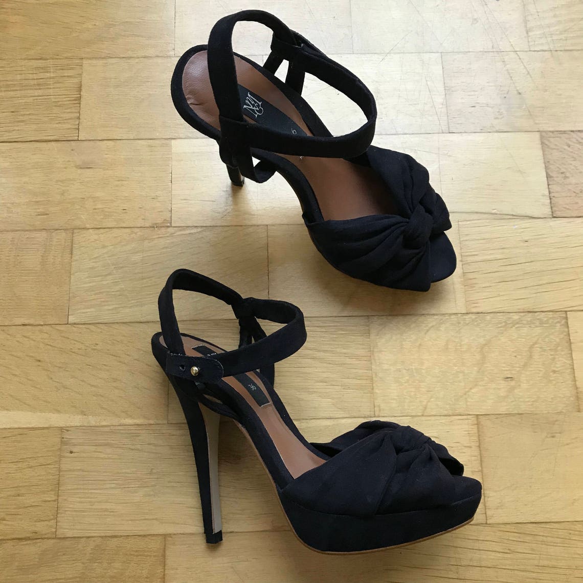 plateau ankle strap flat