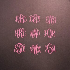 Puede incluir: Nueve conjuntos de letras de monograma rosa sobre un fondo gris oscuro. Las letras est&aacute;n en orden alfab&eacute;tico, comenzando con ABC y terminando con YZA.