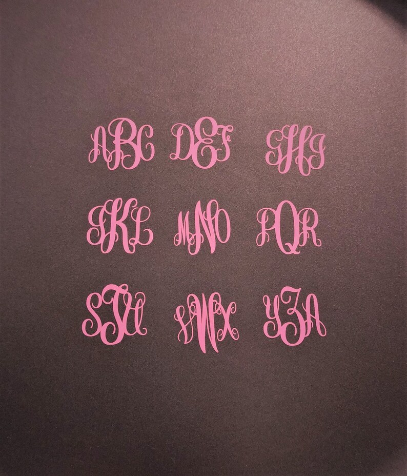 Puede incluir: Nueve conjuntos de letras de monograma rosa sobre un fondo gris oscuro. Las letras est&aacute;n en orden alfab&eacute;tico, comenzando con ABC y terminando con YZA.