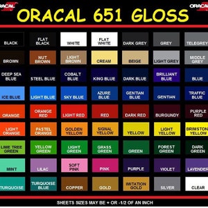 Puede incluir: Una carta de colores que muestra 36 colores diferentes de vinilo Oracal 651 Gloss. Los colores est&aacute;n dispuestos en filas y columnas, con los nombres de cada color impresos debajo de cada muestra. La carta incluye colores como negro, blanco, gris, marr&oacute;n, azul, rojo, amarillo, verde, rosa, morado, y m&aacute;s.