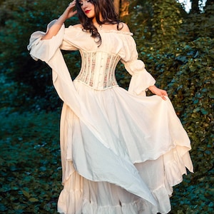 Traje de corsé floral para feria renacentista - Camisón con mangas abullonadas fluidas y hombros descubiertos - Faldas superpuestas - Vestido de novia