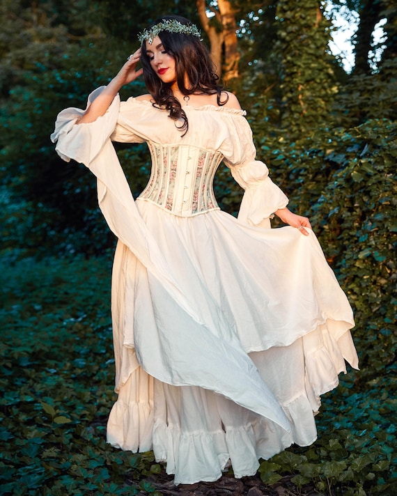 adult queen renaissance fair dress Medieval Guinevere Deluxe Costume Dress, Standard Size Design The red velvet dress with its shimmering gold bodice inset simply screams out royalty Retro Vintage Medieval Renaissance Dress