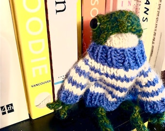 little knitted frog !! in a sweater !