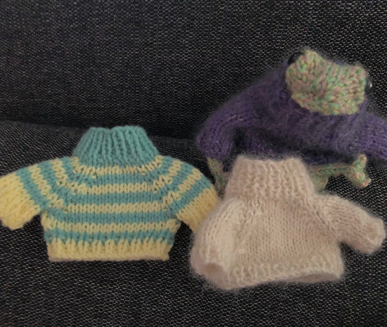 little knitted frog green, or blue-green, or olive or purple image 8