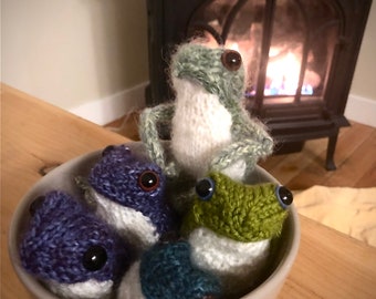 little knitted frog !! green, or blue-green, or olive or purple