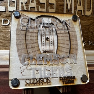 Montaña rusa del estadio de fútbol de la Universidad de Clemson. Licencia 3d en capas
