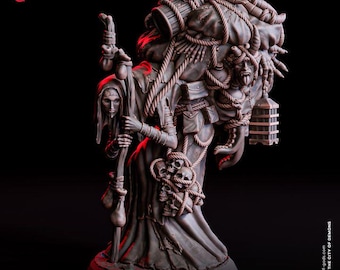 Könnte beinhalten: Eine detaillierte Miniaturfigur einer verhüllten Gestalt, die einen großen Sack mit Waren trägt. Die Figur ist mit einem skelettartigen Gesicht modelliert und scheint ein Fleischhändler zu sein. Die Miniatur ist in Braun- und Grautönen bemalt und hat eine 25 mm große Basis.