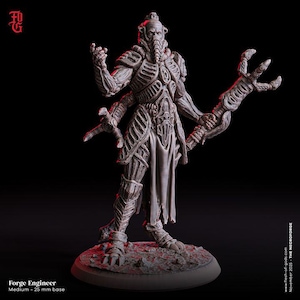 Könnte beinhalten: Detaillierte graue Miniaturfigur eines Forge Engineers mit mehreren Armen und einem skelettartigen Aussehen. Die Figur steht auf einer 25 mm Basis. Die Figur hat eine Maske und hält eine Waffe. Der Text "Forge Engineer" ist sichtbar.