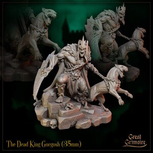 Può includere: Miniatura grigia dettagliata di The Dead King Gorgosh, una figura scheletrica con corona e mantello, che tiene catene attaccate a due bestie ringhianti. La miniatura è su una base rocciosa con teschi. Il testo "Great Grimoire" è visibile.