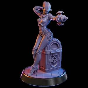Peut inclure: Une figurine de robot grise avec un pistolet dans sa main droite, assise sur un juke-box gris avec un motif géométrique. La figurine est posée de manière séduisante, avec une jambe levée et l'autre pliée au niveau du genou. La figurine est posée sur une base circulaire noire.