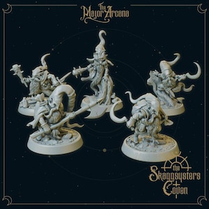 Puede incluir: Colección de cinco figuras en miniatura blancas de personajes de fantasía. Cada figura tiene barba, sombrero y arma. Los textos "The Major Arcana" y "the Skaagsysters Coven" se muestran en fuentes ornamentadas.