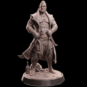 Puede incluir: Una detallada figura de pirata impresa en 3D en color gris, con barba, que lleva un abrigo largo, pantalones y un cinturón con una daga. El pirata sostiene una daga en su mano derecha y tiene una botella y una bolsa a sus pies.