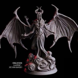 以下が含まれることがあります： 雲の形をした台座の上に立っている、大きな翼を持つ悪魔のグレーの細かいミニチュアフィギュア。フィギュアには「Oblivion (Large) 50 MM Base」とラベルが貼られています。