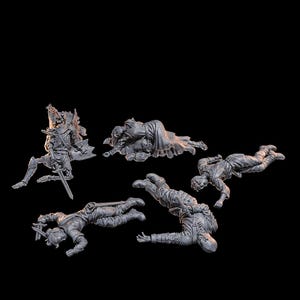 Op de afbeelding: Vijf miniatuurfiguren van mensen in verschillende poses, allemaal liggend of in een vallende positie. De figuren zijn gemaakt van grijs, ongeverfd plastic en lijken deel uit te maken van een bordspel of rollenspel.