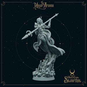 Puede incluir: Una figura gris de una mujer sosteniendo una lanza, parte de la colección "The Major Arcana". La figura está sobre una base en forma de nube, con el texto "The Moonlit Citadel, Silverthal" en la parte inferior. El fondo es azul oscuro con detalles de estrellas.