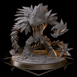 Può includere: Scultura grigia e geometrica di una creatura umanoide con caratteristiche spigolose e appuntite. La figura è su una base circolare di circa 2,5 cm di diametro, con una superficie strutturata. La creatura ha una posa minacciosa.