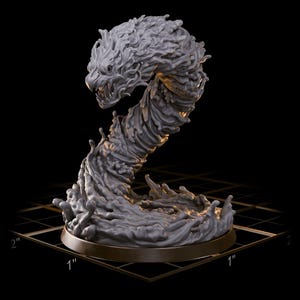 Op de afbeelding: Een grijze, onbeschilderde harsminiatuur van een slangachtig wezen dat bestaat uit wervelende, vloeistof- of vlamachtige vormen. Het figuur heeft een draakachtige kop met een open mond en staat op een ronde voet op een raster met inch-markeringen.