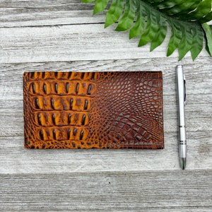 Funda de cuero para chequera con portabolígrafo y tarjetero, fabricada en EE. UU., buen regalo, diseño único de cuero, diseño de cocodrilo.