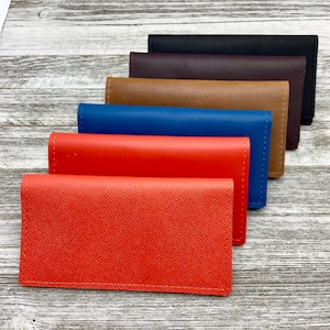 Funda de cuero para chequera, color negro, morado, marrón oscuro, burdeos, azul claro, rojo, celeste, fabricada en EE. UU., buen regalo, regalo para el Día de la Madre.