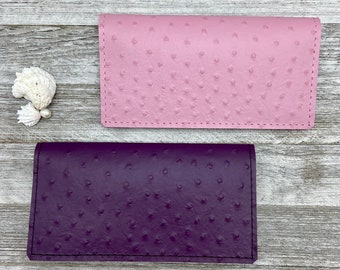 Capa de couro para talão de cheques, rosa bebê, roxo escuro, estampa de avestruz em relevo em couro de vaca, feito nos EUA, bom presente, presente de Dia das Mães.