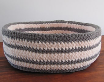 17" Pink and Gray Round Pet Bed with Removable Cushion, Thick-Walled Crocheted Cat Basket