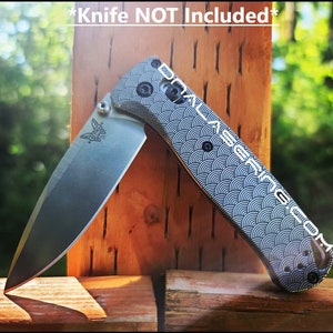 Pode incluir: Um canivete de bolso prateado com um cabo de padrão preto e branco. O cabo tem um padrão ondulado. O texto "Knife NOT Included" é visível na parte superior da imagem.