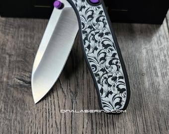 Hoja con diseño de pergamino - Aluminio negro grabado con láser de fibra - Bloqueo de revestimiento Drop Bear Zero Button - EDC - Navaja completa - Detalles en morado