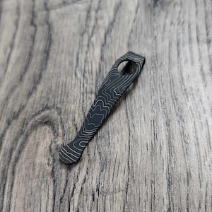 Spyderco WIRE Clip - Topographisch - Laser gravierter Titan Taschenmesser Clip - Schmied, Satin oder Stonewash Finish MADE in den USA