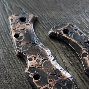 スパイダルコ デリカ用 スカルデザイン レリーフ彫刻銅スケール - ポリッシュ仕上げ - 古びた銅