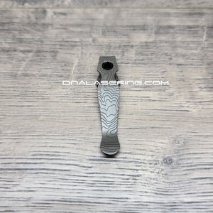 Spyderco Shaman LynchNW - Topographique - Titane gravé au laser - Clip de poche de transport profond - Finition satinée ou lavée au sable