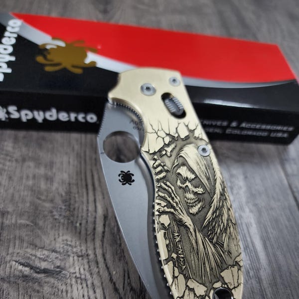 Spyderco Manix 2 Messingrelief gravierter Sensenmann - gealtertes Messing - EDC-Skalen - Messerinstallation optional