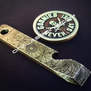 Goonies Karte - Massiver Messing Prybar - Tiefer Laser gravierter Popper - Flaschenöffner Pry mit Lanyard Loch - Jeden Tag tragen Multi-Tool