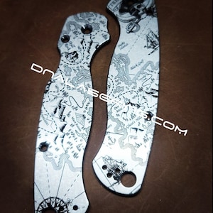 Mapa del tesoro - Piratas - Spyderco PM2 TI - Grabado profundo con láser de fibra - Casquillos de titanio para cuchillos - Equipo Flytanium - Cuchillo y herrajes opcionales
