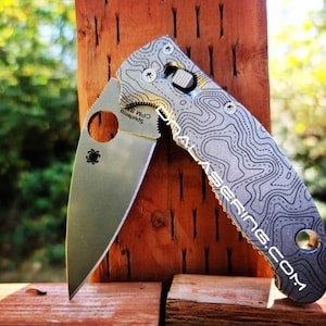 Topografische kaart - Spyderco Manix 2 - diepvezellasergegraveerde titanium schubben - Flytanium-uitrusting * mesinstallatie optioneel*