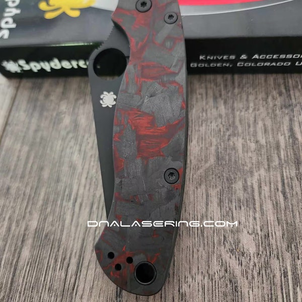 Spyderco PM2 – Red Shred – Paramilitärische 2-Messerwaagen aus Kohlefaser – EDC-Ausrüstung – Optionale Hardware- und Messerinstallation