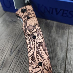Chaves Redencion Street - Casquillos de cobre grabados en relieve de Davy Jones - Instalación de cuchillo opcional - Hoja Elmax negra con punta caída o Tanto