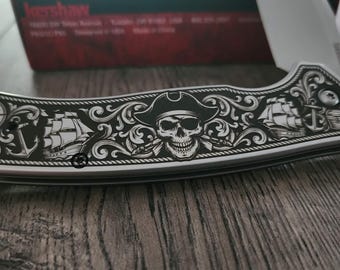 Coltello tascabile nautico Kershaw Scour Pirate con incisione personalizzata – Design personalizzato con teschio e nave – Lama con finitura nera