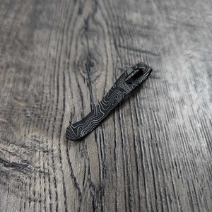 Clip ProTech - Topographique - Titane gravé au laser - Clip pour couteau de poche de transport profond - Finition forgeron ou délavé - MADE In USA