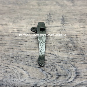Poireau Kershaw/flou - Topographie - Titane gravé au laser - Clip pour couteau de poche de transport profond - Finition forgeron, lavé au sable ou satiné