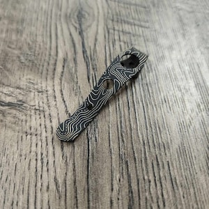 Spyderco Kittelclip - Topographische Karte - Laser gravierter Titan - Taschenmesserclip - Schmied oder Satin-Finish - HERGESTELLT in den USA